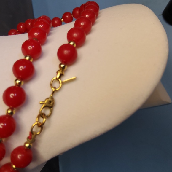 Vintage Monet necklace red plastic and gold beads. - Picture 3 of 7